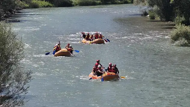 Çoruh Nehri'nde rafting heyecanı! Botları devrildi, yarıştan kopmadılar