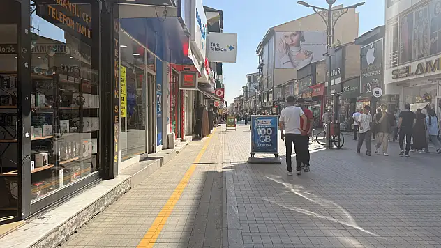 Cumhuriyet Caddesi'nde esnaf için sarı çizgi uygulaması