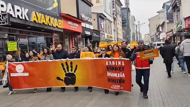 Cumhuriyet Caddesi'nde kadına yönelik şiddete karşı güçlü mesaj verildi