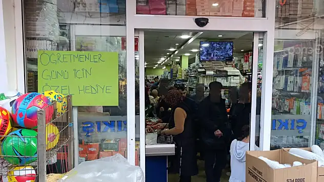 Cumhuriyet Caddesi'nde Öğretmenler Günü Alışveriş Hareketliliği