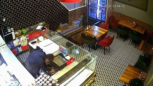 Cumhuriyet Caddesi'ndeki börekçide 7 bin TL'lik hırsızlık kameralara yansıdı, polis araştırıyor