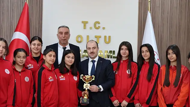 Cumhuriyet Ortaokulu Yıldız Kızlar Hentbol Takımından Kaymakam Çelik'e Ziyaret