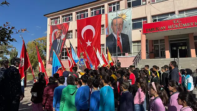 Cumhuriyetin 102. yılı Taşlıçay'da çelenk sunma töreniyle kutlandı