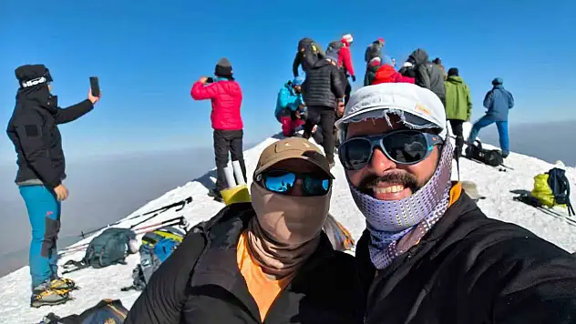 Dağcılar Ağrı'nın zirvesinde Türk bayrağı açtı