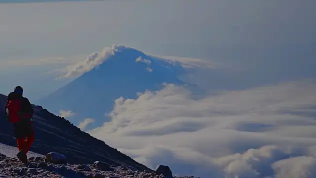 Dağcılar, bulutların arasındaki küçük Ağrı Dağı manzarasına hayran kaldı