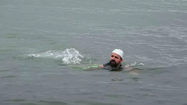 Dalgalı Van Gölü'nde cesur yüzüş