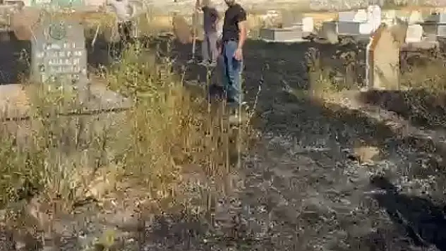 Dambat Köyü mezarlığında çıkan yangın korkuttu