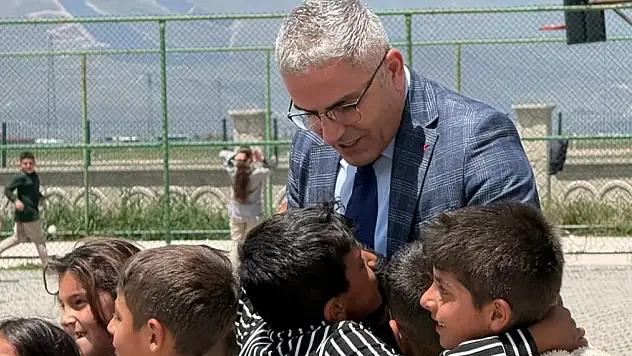 Davut Şen Mehmet Bayar İlkokulu ve Ortaokulunu ziyaret etti