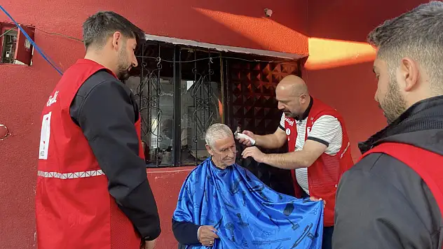 Dedeleri evlerinde traş ettiler, gönülleri fethettiler