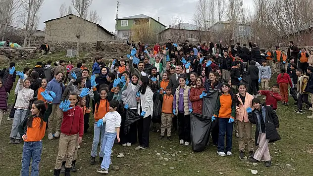 Dedeli'de öğrenciler ve kurumlar el ele vererek beldeyi temizledi