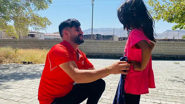 Demirtepe Köyünde Kızılay sürprizi: Çocuklar mutlu, gönüllüler gururlu