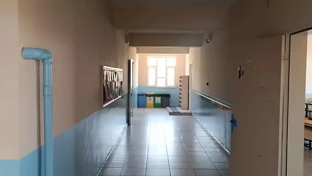 Denetimli serbestlik yükümlüleri Bitlis'teki okullar için boya ve onarım çalışmaları yapıyor