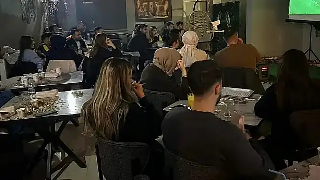 Derbi akşamı Ağrı'da kafeleri doldurdu