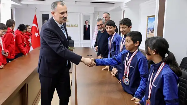 Derece alan sporculara ilk tebrik  Vali Bozkurt'tan