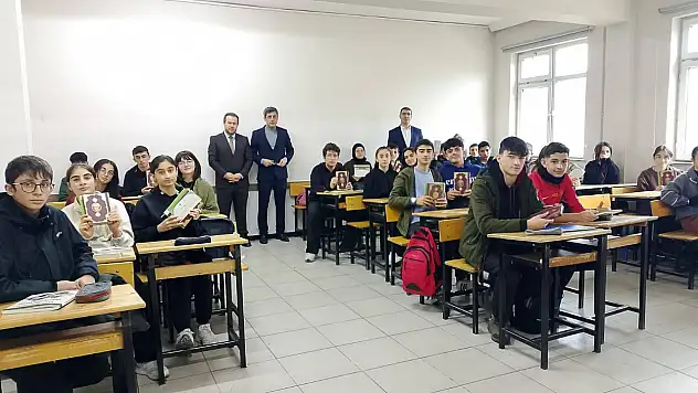 Dersimi Seçiyorum, Kur'anımı Alıyorum Projesiyle Öğrencilere Kur'an-ı Kerim Dağıtıldı