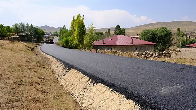 Diyadin Atayolu köy yolu sıcak asfaltla yenilendi