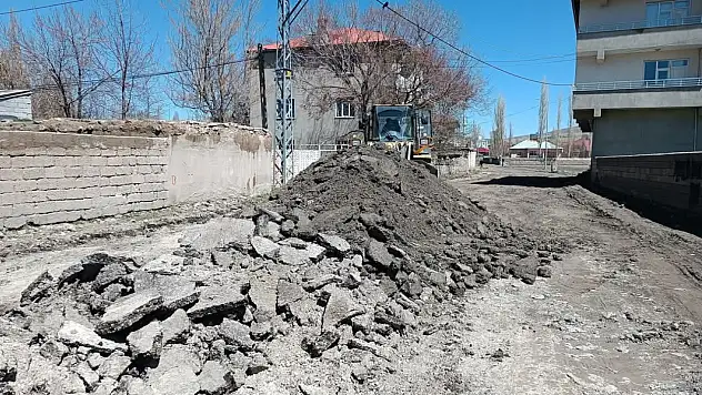 Diyadin Belediyesi ilçe genelinde yol yenileme çalışmalarına başladı