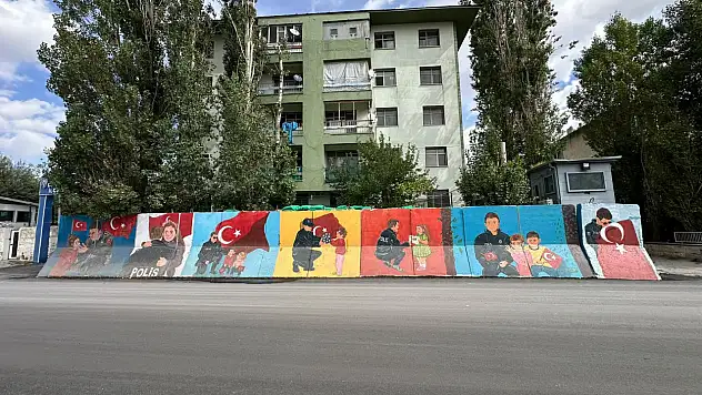 Diyadin'de beton bloklar öğretmenlerin fırçasıyla renklendi