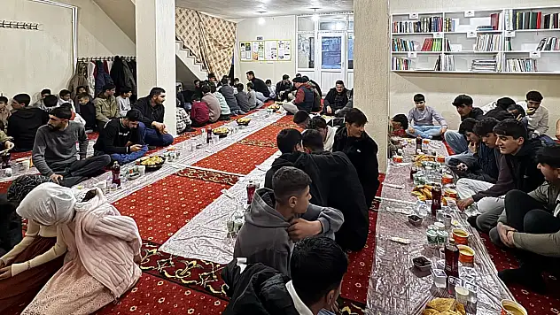 Diyadin'de düzenli teravih namazı kılan 150 genç kaymakamla iftar yaptı