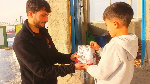 Diyadin'de gönüllüler kapıları tek tek çalıyor