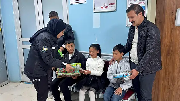 Diyadin'de hastanedeki çocuklara bayram sürprizi