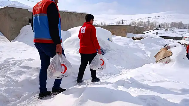 Diyadin'de ihtiyaç sahibi ailelere gıda ve hijyen yardımı yapıldı