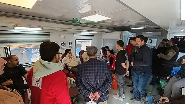 Diyadin'de kan vermek için sıra beklediler
