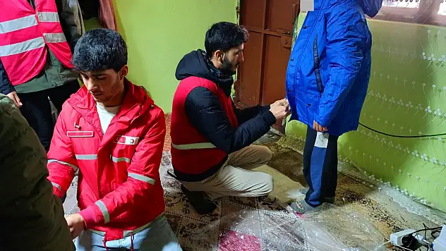 Diyadin Kızılay'dan gıda ve kışlık giyim desteği