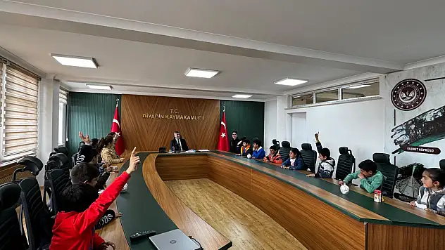 Diyadin'de miniklerden kaymakamlık ziyareti