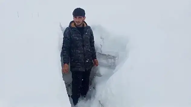 Diyadin'de Nisan'da kar insan boyunu aştı