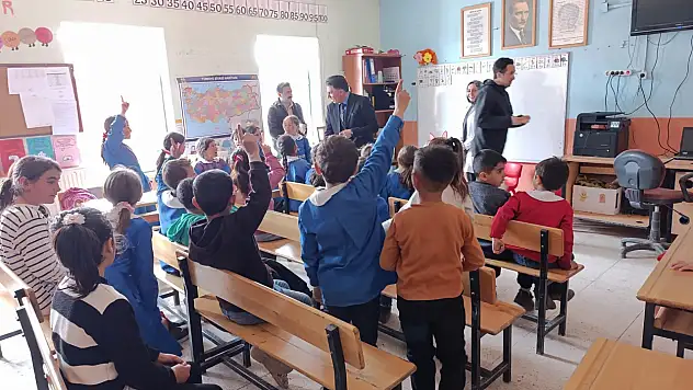 Diyadin'de öğrencilerden öğretmenlerine güllü mesaj