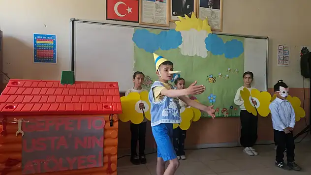 Diyadin'de öğrencilerden 'Pinokyo' gösterisi büyük beğeni topladı
