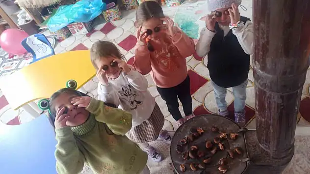 Diyadin'de öğretmenin kestaneli sürprizi öğrencileri mutlu etti