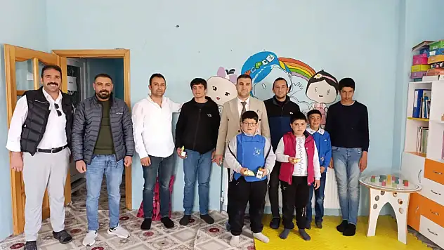 Diyadin'de  özel çocukların yüzü hediyelerle güldü