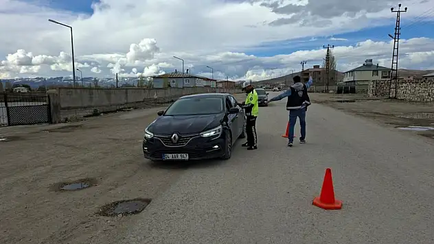 Diyadin'de seyir halindeki sürücülere trafik eğitimi verildi
