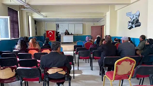 Diyadin'de velilere teknoloji bağımlılığı eğitimi verildi