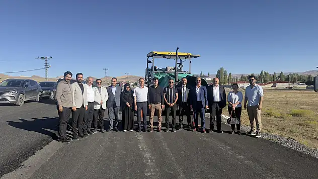 Diyadin'in girişinde sıcak asfalt çalışmaları hız kazandı