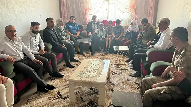 Diyadin Kaymakamı Furkan Korkusuz'dan şehit ailesine anlamlı ziyaret