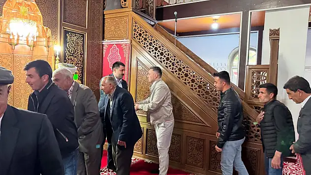 Diyadin Kaymakamı Karali bayram namazını vatandaşlarla kıldı