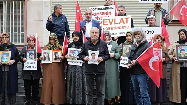 Diyarbakır annelerinin evlat nöbetine bir aile daha katıldı