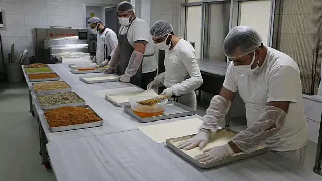 Diyarbakır'da 'lotuslu soğuk baklava' üretildi