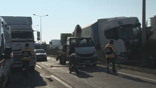 Diyarbakır'da mazot yüklü tanker ile cam yüklü tır çarpıştı