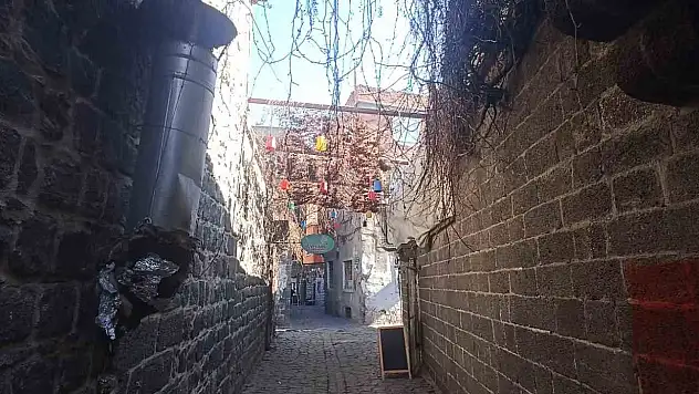 Diyarbakır'ın tarihi sur'larında baca boruları tepki çekiyor!