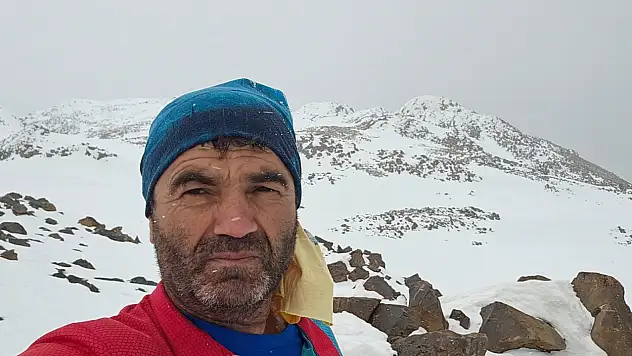 Diyarbakırlı dağcı Süphan Dağı zirvesine tek başına ulaştı