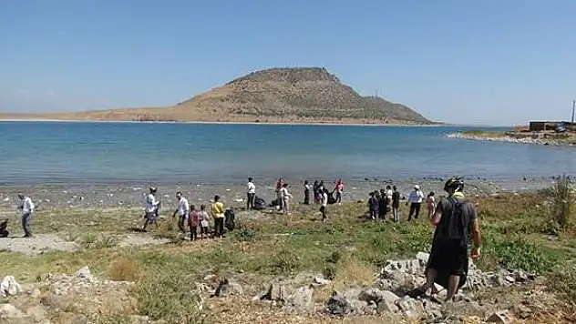 Doğaseverler Van Gölü'nde Temizlik Etkinliğiyle Çevre Duyarlılığını Artırdı