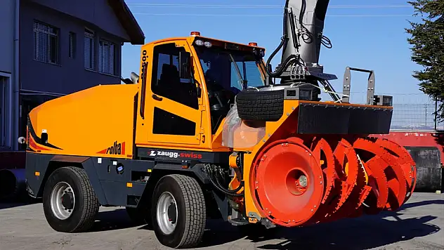 Doğu sınırında kış mesaisi kolaylaştıracak 9 yeni araç teslim edildi