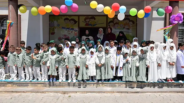 Doğubayazıt ADEM-3'te miniklerin yıl sonu coşkusu