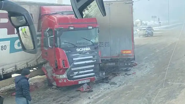 Doğubayazıt-Ağrı karayolunda makas atan tır trafiği birbirine kattı