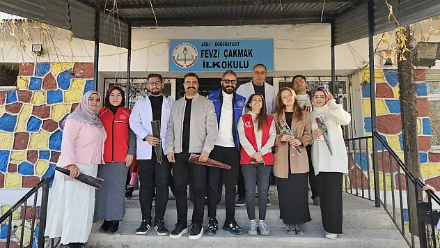 Doğubayazıt Gençlik Merkezi gönüllüleri öğretmenleri unutmadı