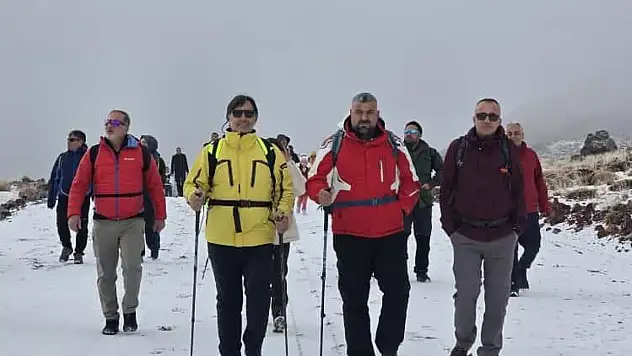 Doğubayazıt'ın doğa tutkunları kar kış dinlemeden yürüyüşlerini tamamladı